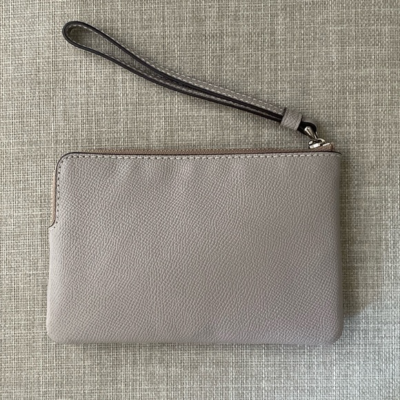 **SOLD!!** COACH CORNER ZIP WRISTLET - Picture 2 of 7